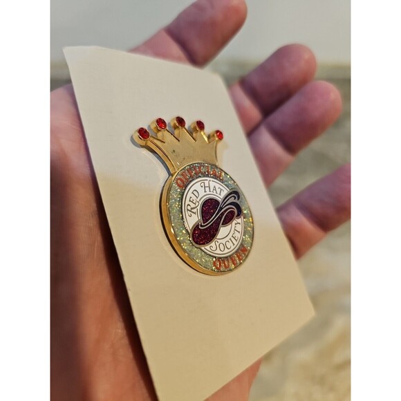 2008 Official Red Hat Society Queen Goldtone & Enamel Pin - Picture 3 of 6